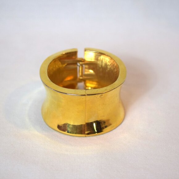 Vintage Gold Tone Wide Bangle Hinged Bracelet - Picture 2 of 5